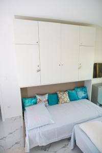 Postel nebo postele na pokoji v ubytování Sea view luxury studio apartment