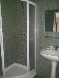 W łazience znajduje się prysznic i umywalka. w obiekcie Casa Vera w mieście Bran