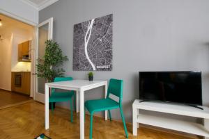 ブダペストにあるStandard Apartment by Hi5 - Asbóth 15のリビングルーム(テーブル、椅子、テレビ付)