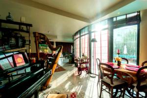 Et opholdsområde på Villa De Lux with pool