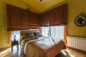 En eller flere senge i et værelse på Villa De Lux with pool + 70 billeder