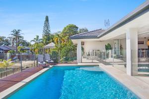 een zwembad in de achtertuin van een huis bij Seaclusion Broadbeach in Gold Coast