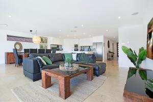 een woonkamer met een bank en een tafel bij Seaclusion Broadbeach in Gold Coast