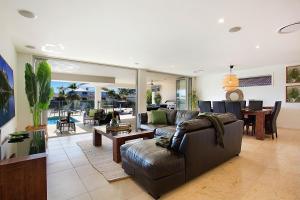 een woonkamer met een bank en een tafel bij Seaclusion Broadbeach in Gold Coast