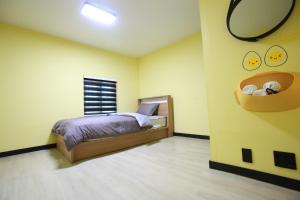 Ліжко або ліжка в номері Daegwanryeong Egg Guesthouse