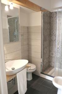 ノートにあるCasa vacanze Cortile Baroccoのバスルーム(洗面台、トイレ、シャワー付)