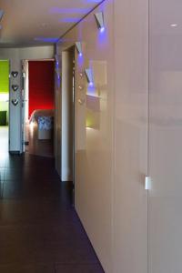 un pasillo con una habitación con cama y luces azules en Residentie New Sight en Knokke-Heist