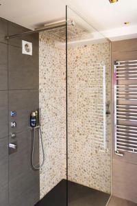 y baño con ducha y puerta de cristal. en Residentie New Sight en Knokke-Heist