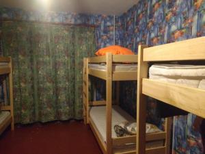 Двухъярусная кровать или двухъярусные кровати в номере YourHostel Khar'kovskii