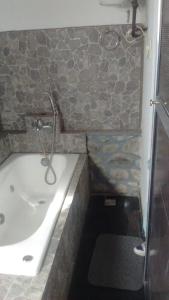 y baño con lavabo y bañera. en Casa El Mortero en Cafayate