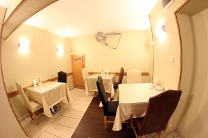 ein Esszimmer mit 2 Tischen und einem Spiegel in der Unterkunft Paradise Hotel in Istanbul
