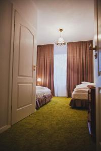 pokój z 2 łóżkami i otwartymi drzwiami w obiekcie Villa Cuprum w Lubinie