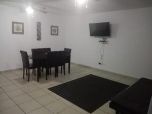 ein Esszimmer mit einem Tisch und einem Basketballkorb in der Unterkunft MV Suites Suc. Capilla in Monterrey