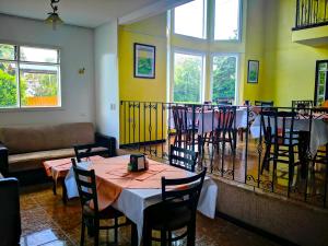 uma sala de jantar com mesas e cadeiras num restaurante em Monteverde Ecolodge em Monteverde