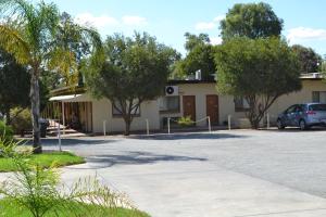 un coche aparcado frente a un edificio en Sturt Motel, en Broken Hill