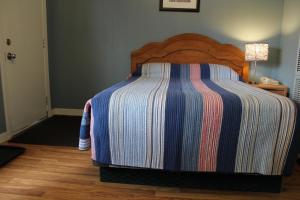 
A bed or beds in a room at Wheatland Motel
