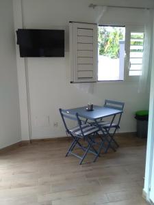 Μια τηλεόραση ή/και κέντρο ψυχαγωγίας στο Sonella Bungalow