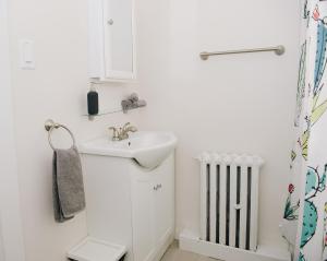 A bathroom at JstLikeHome - Old Town