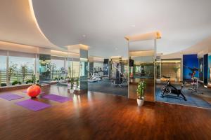 Fitness centrum a/nebo fitness zařízení v ubytování Sandal Suites by Lemon Tree Hotels