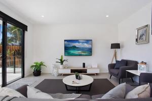 una sala de estar con un sofá y una mesa en Key West, en Gold Coast