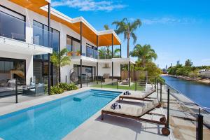 Una vista exterior de una casa con piscina. en Key West, en Gold Coast