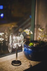 szklany uchwyt na świece na stole obok wazy w obiekcie Villa Cuprum w Lubinie