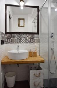 uma casa de banho com um lavatório e uma cabina de duche em vidro. em Damiva em Roma