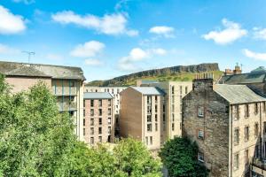 Gallery image of JOIVY Famous St Mary's Street Old Town Apartment in Edinburgh