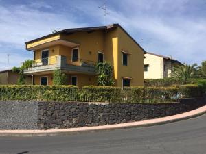 a yellow house on the side of a street at Villa Agata in San Pietro Clarenza