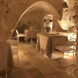 Um restaurante ou outro lugar para comer em Aquatio Cave Luxury Hotel & SPA