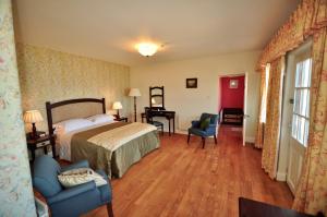 ein Hotelzimmer mit einem Bett und einem Stuhl in der Unterkunft Barrow Lodge in Tralee