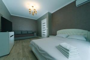 una camera con un grande letto bianco e un divano di Sofii Rusovoi 3v a Kiev