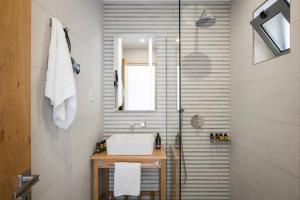 uma casa de banho com um lavatório e um chuveiro em Glykeria Hotel em Elafonisi