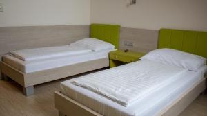Postel nebo postele na pokoji v ubytování Gokart Hotel