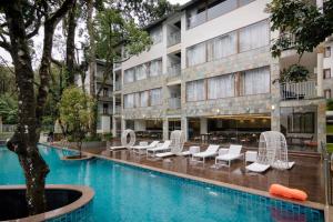 المسبح في Elixir Hills Suites Resort and Spa أو بالجوار