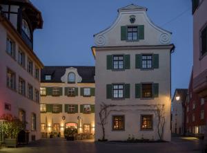 JUFA Hotel Meersburg am Bodensee في ميرسبرغ: عماره عليها ساعه