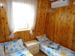 Guesthouse on Pushkina 10房間的床