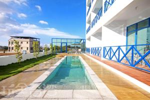 金沙鎮的住宿－金門海灣Villa會館 ，建筑物一侧的游泳池