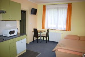 Kuchyň nebo kuchyňský kout v ubytování Apartmány Sport with Garage