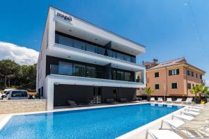 Bazén v ubytovaní Luxury Apartments Magali 2 alebo v jeho blízkosti