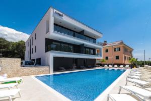 Bazén v ubytovaní Luxury Apartments Magali 2 alebo v jeho blízkosti
