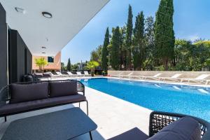 Bazén v ubytovaní Luxury Apartments Magali 2 alebo v jeho blízkosti