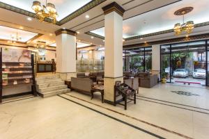 hol hotelu ze stołami i krzesłami w obiekcie Hotel Le Himalaya by Best Resort Nepal w Katmandu