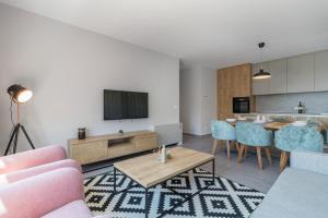 Televízia a/alebo spoločenská miestnosť v ubytovaní Luxury Apartments Magali 2