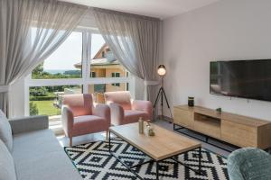 Televízia a/alebo spoločenská miestnosť v ubytovaní Luxury Apartments Magali 2