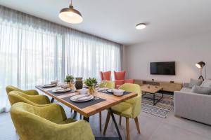 Televízia a/alebo spoločenská miestnosť v ubytovaní Luxury Apartments Magali 2
