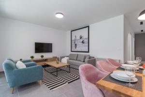 Televízia a/alebo spoločenská miestnosť v ubytovaní Luxury Apartments Magali 2