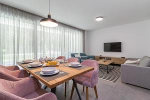 Televízia a/alebo spoločenská miestnosť v ubytovaní Luxury Apartments Magali 2