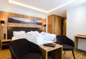 Postel nebo postele na pokoji v ubytování Hotel Garni Siegele - inklusive Silvretta-Card PREMIUM