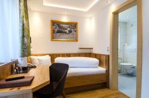 Postel nebo postele na pokoji v ubytování Hotel Garni Siegele - inklusive Silvretta-Card PREMIUM